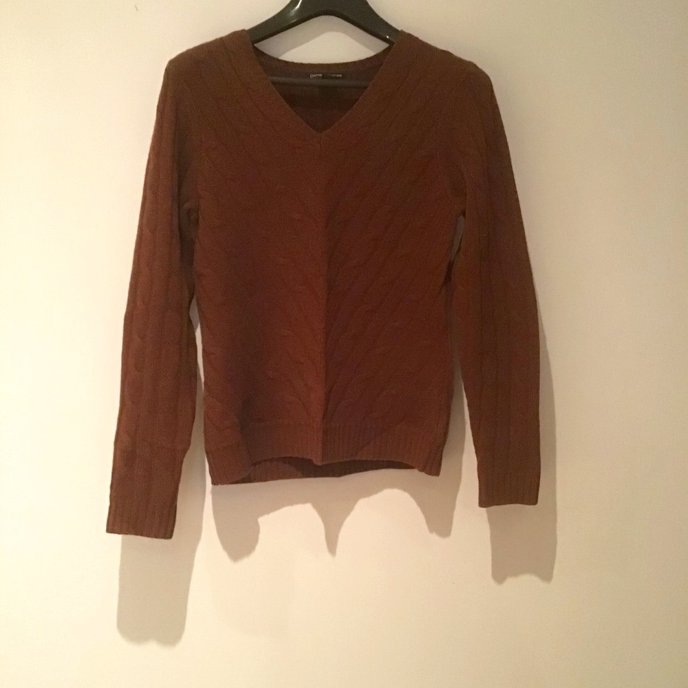 Brown V-necked cashmere sweater